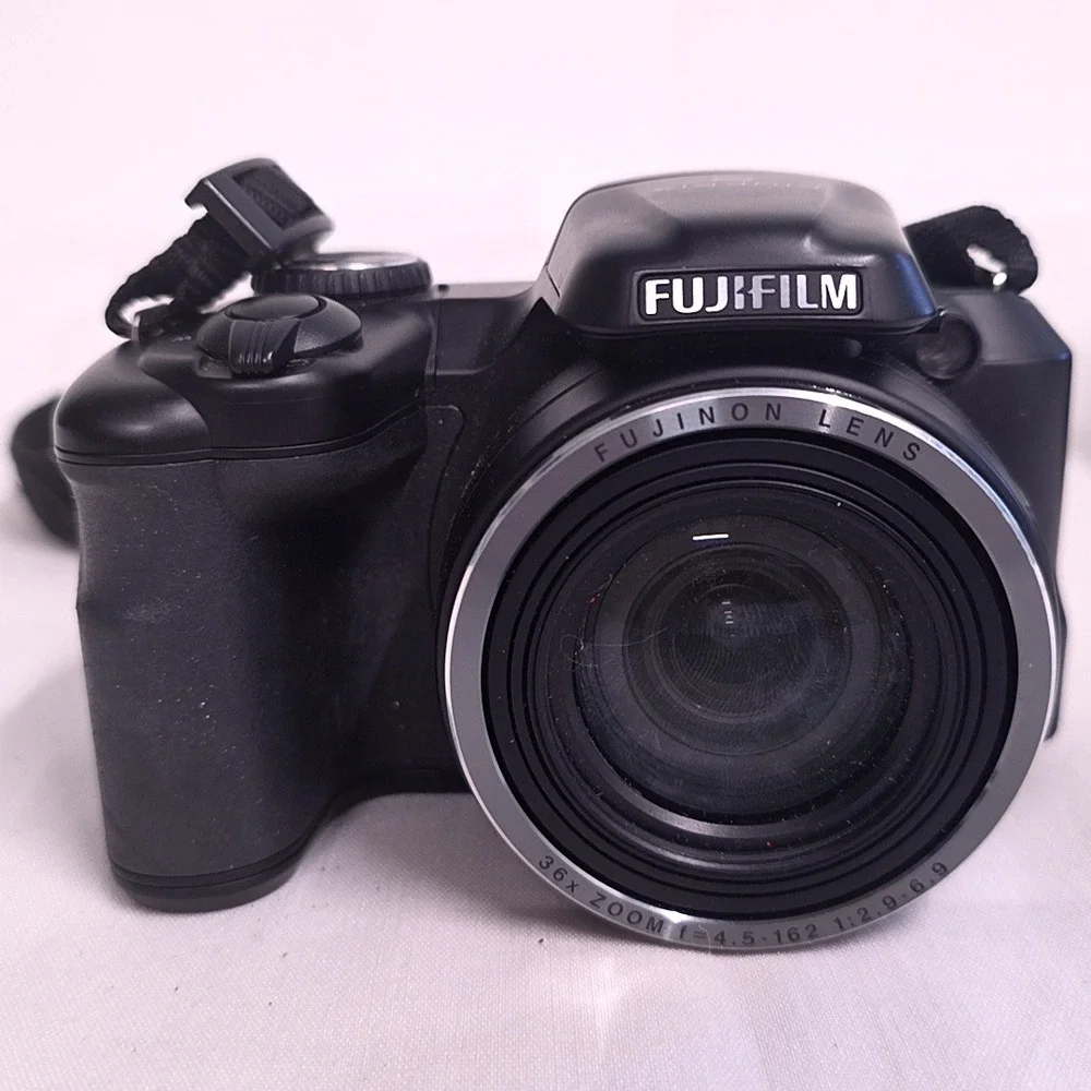 Fujifilm FinePix S8630 Digital Camera Black 36x Zoom 16MP HD Video Bundle Works
